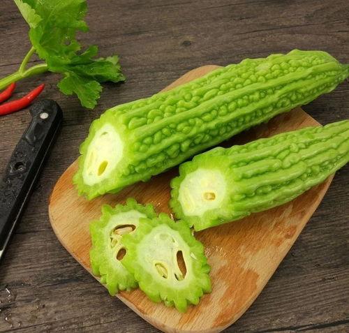 两人吃瓜视频模板下载,两人趣味互动，瓜田笑果连连