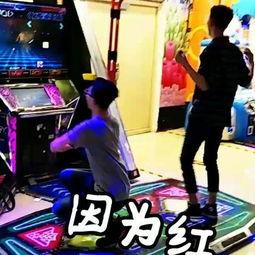 美女在跳舞帅哥吃瓜视频,美女热舞引围观，帅哥吃瓜成焦点