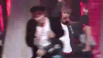 农大跳舞吃瓜事件视频播放,视频走红网络，引发网友热议