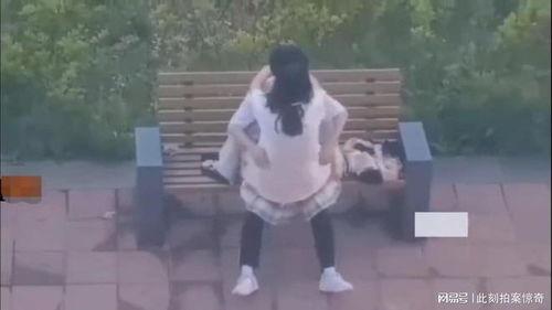 校园小情侣吃瓜视频,甜蜜瞬间，甜蜜回忆