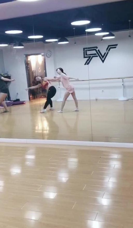 潍坊吃瓜跳舞视频播放,这舞蹈太魔性了！