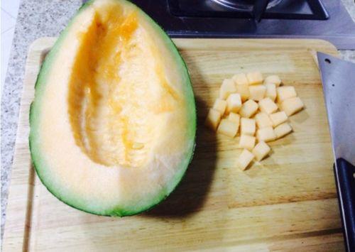 吃哈密瓜搞笑夫妻视频,笑料百出甜蜜瞬间