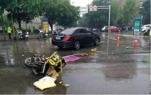 小哥车祸现场吃瓜视频