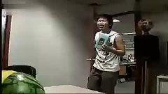 韩国搞笑摊主吃瓜视频在线观看,爆笑视频引网友热议