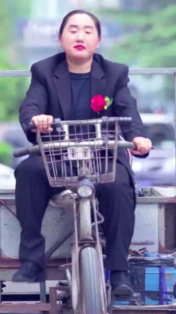 大娘吃瓜拉肚子视频,揭秘夏日消暑美食背后的健康隐患